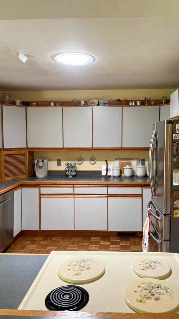 An image of a well lighted kitchen.