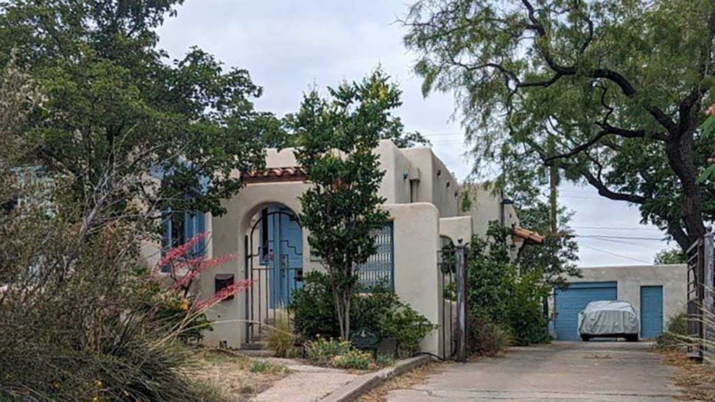 A street view opf the residence.